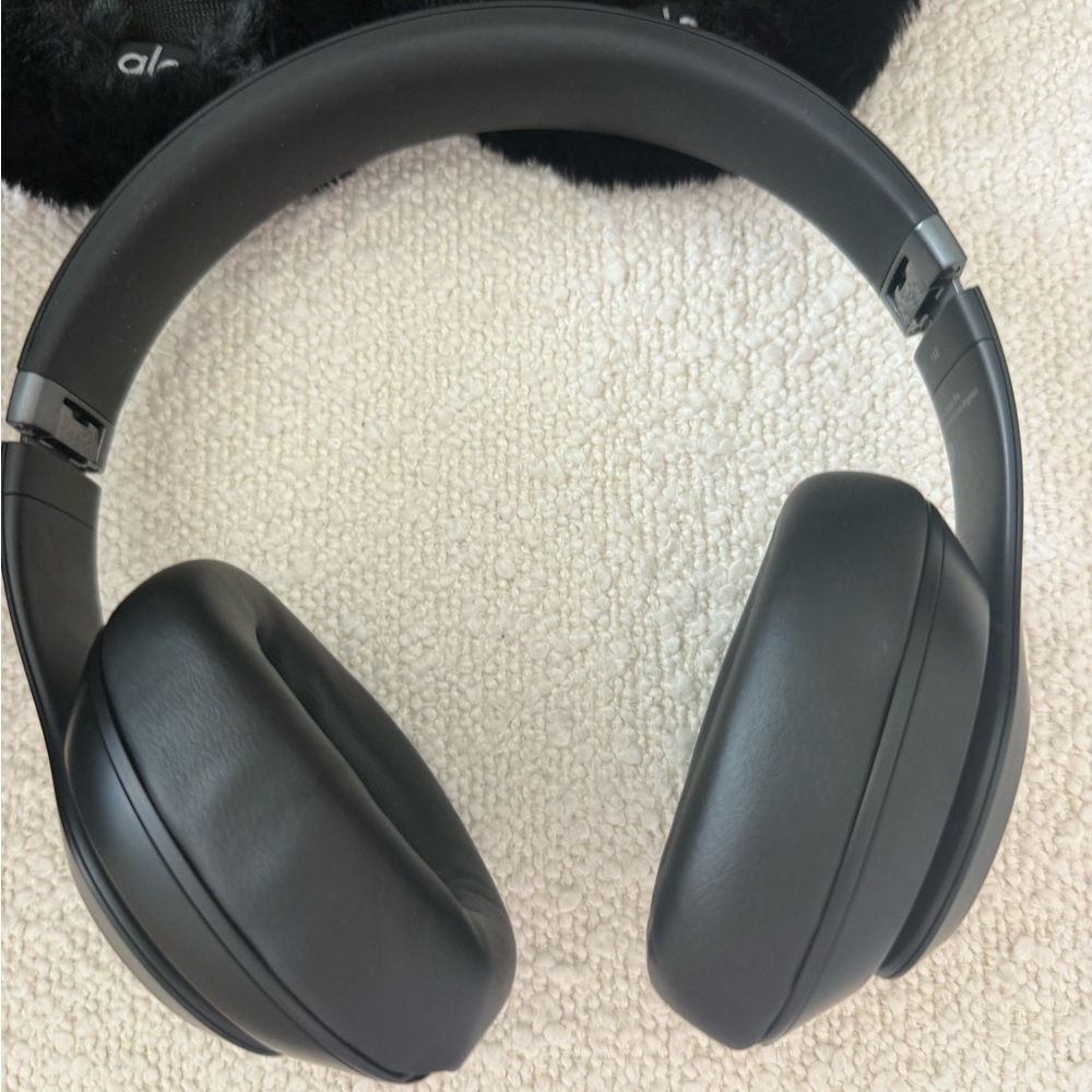 Alo/ Beats Black Wireless Headphones - Picture 3 of 6
